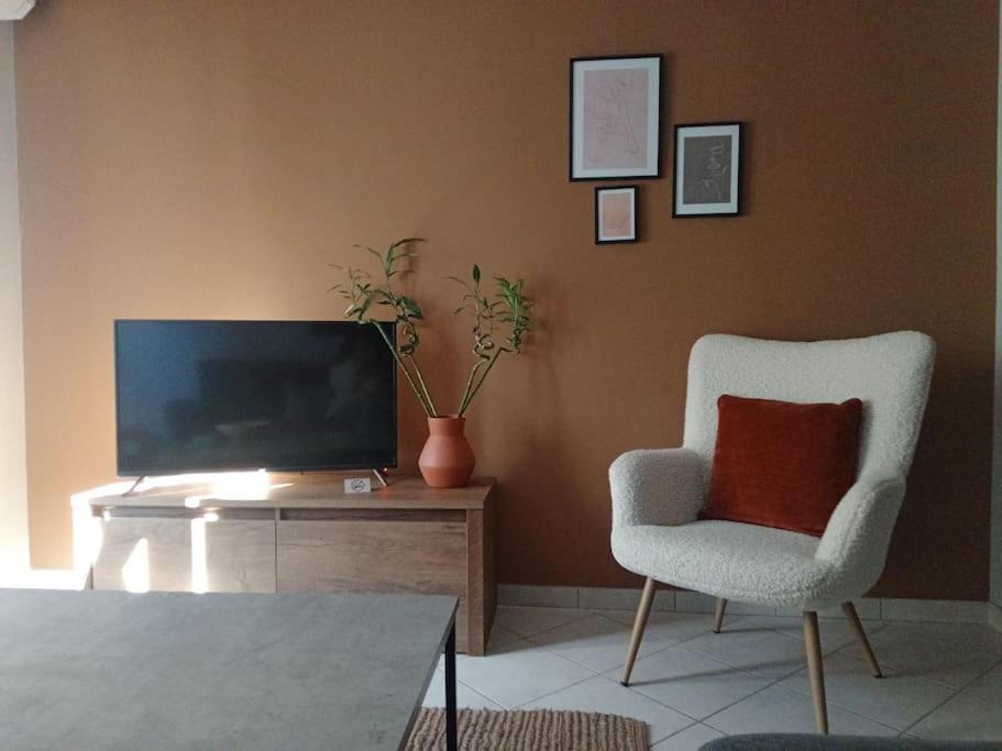 Central Artistic 2-Bedroom Apartment 79Sqm トリポリス エクステリア 写真
