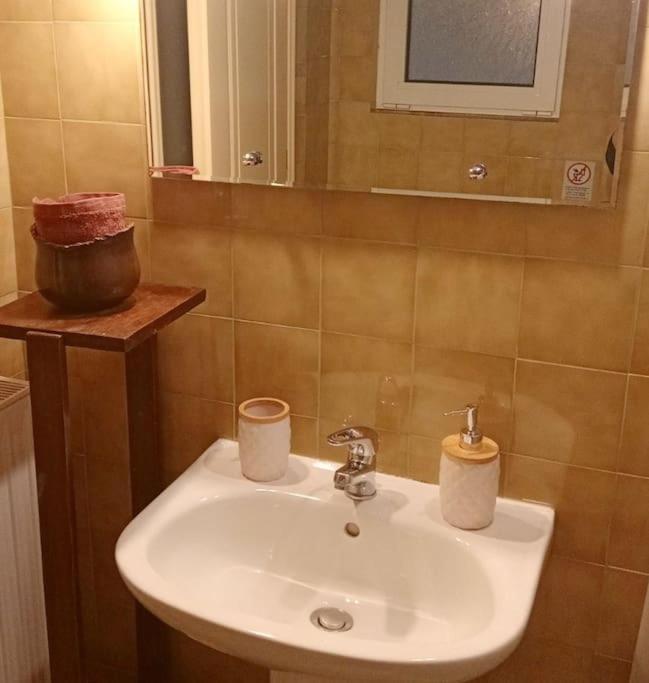 Central Artistic 2-Bedroom Apartment 79Sqm トリポリス エクステリア 写真