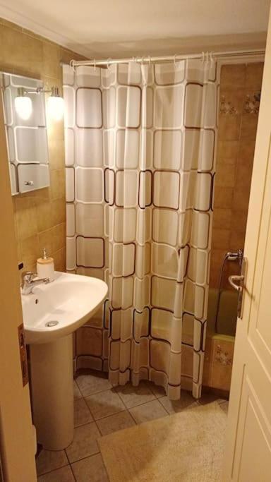 Central Artistic 2-Bedroom Apartment 79Sqm トリポリス エクステリア 写真